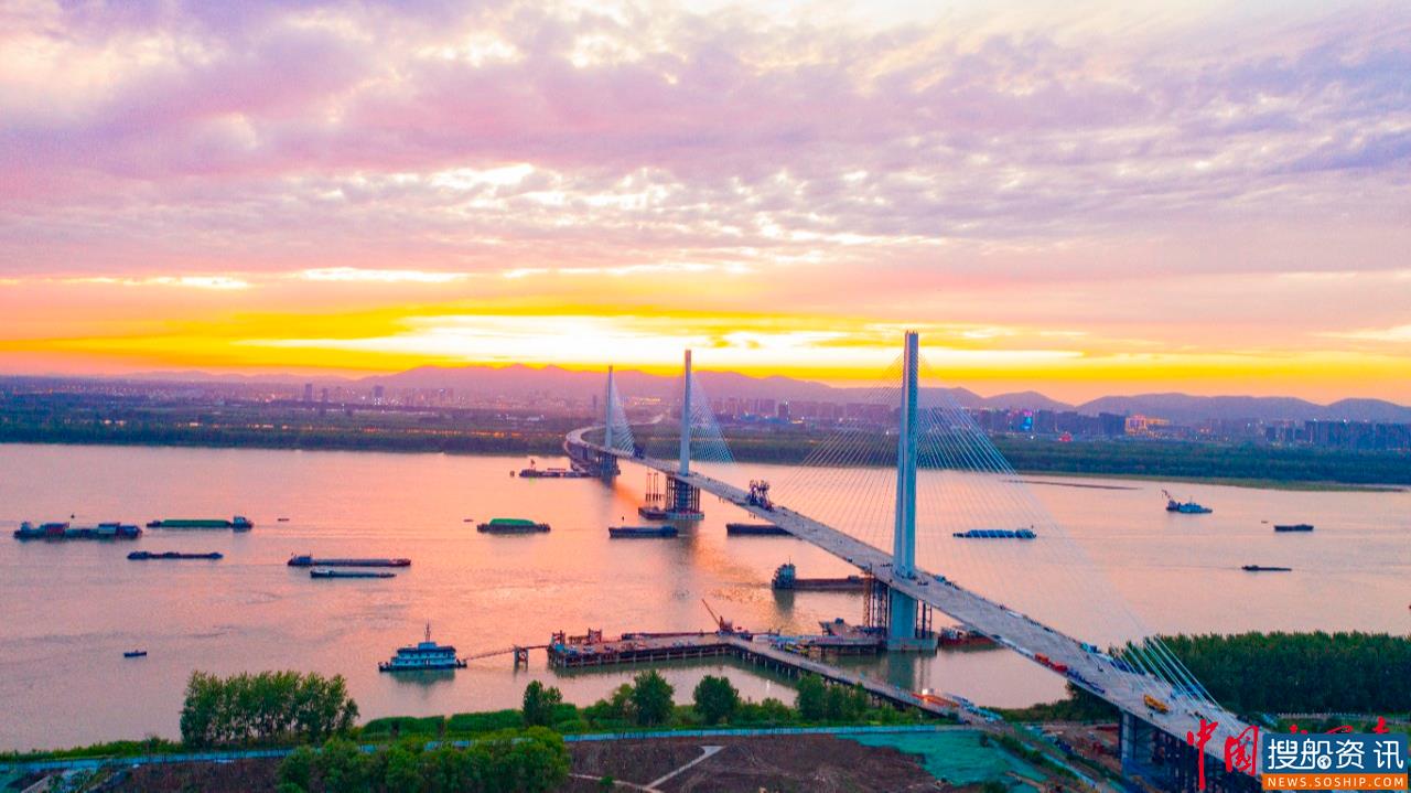 世界首座轻型钢混结构斜拉桥——南京长江第五大桥跨江主桥顺利合龙