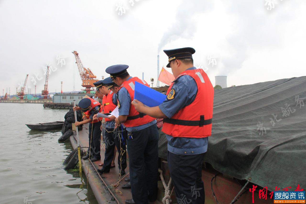 徐州航道站开展低水位期间超吃水船舶搁浅处罚、救援应急演练