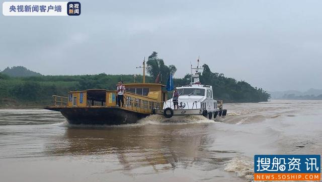 广西柳州河水暴涨船舶失控船员被困 救援人员及时救助