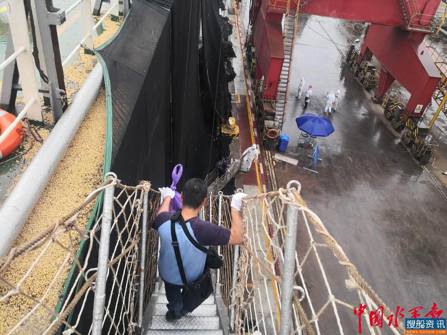 跟踪报道 | “云龙”号12名船员在张家港成功换班