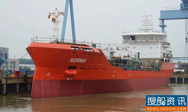 扬州金陵船厂7000吨不锈钢化学品船出坞