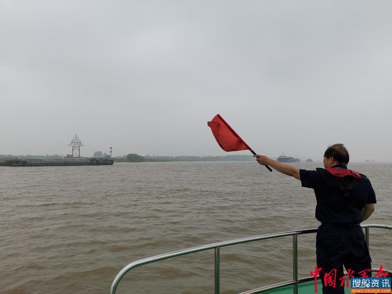 长江镇江段连续三天超过警戒水位 镇江海事局积极落实水上交通安全监管迎战洪峰