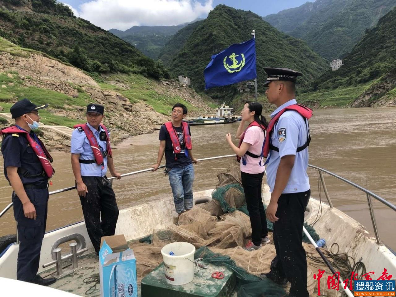 长江禁捕退捕 归州海事在行动---联合地方政府开展“清网行动”