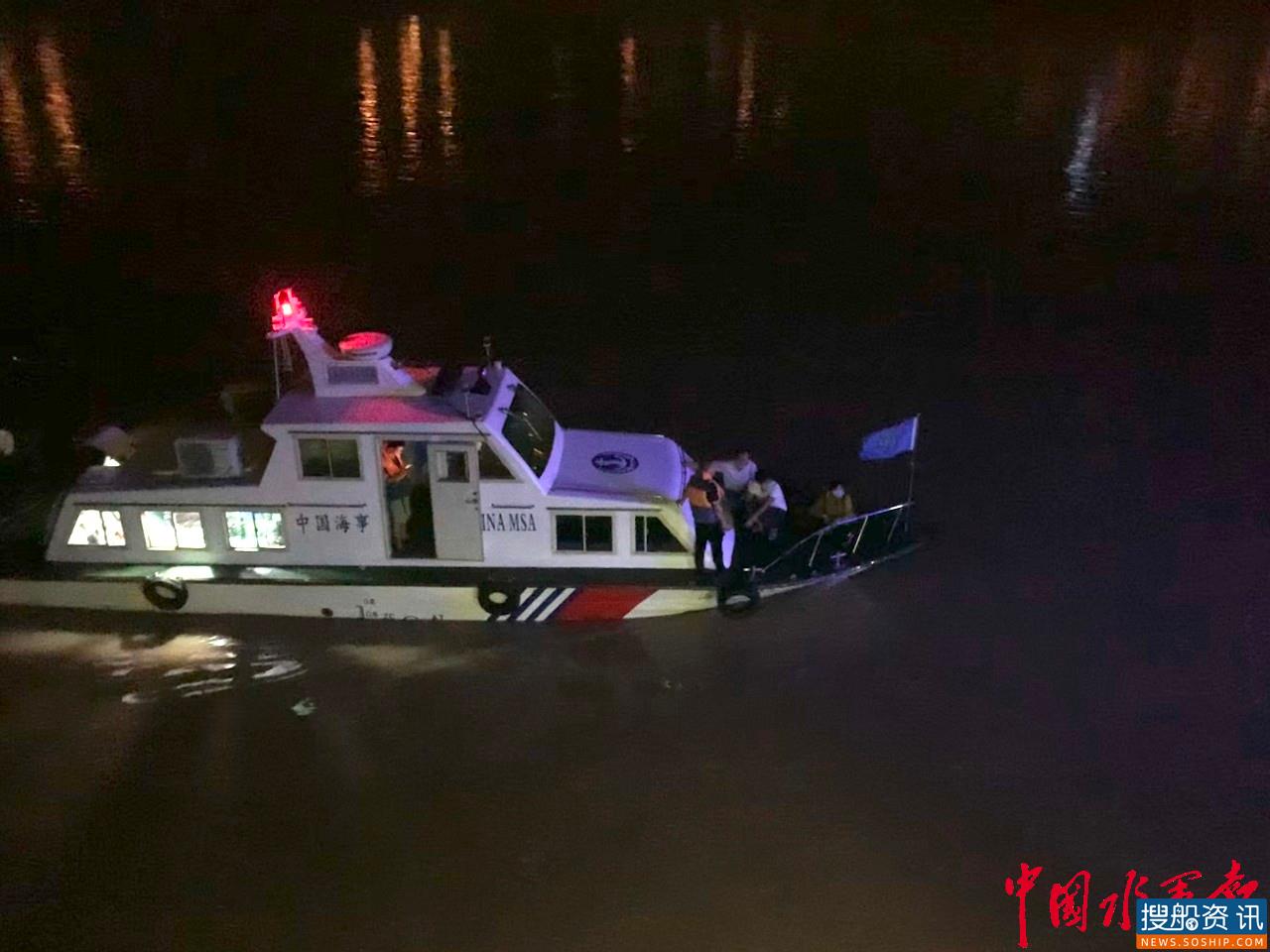 重庆忠县海事处深夜紧急救助生病船员
