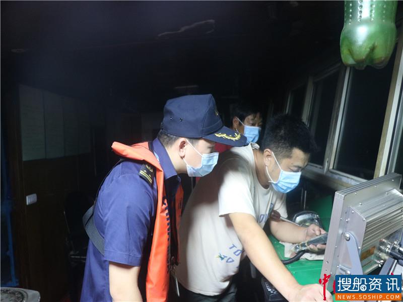 荆州海事局开展夜间巡查强化高洪水位现场维护
