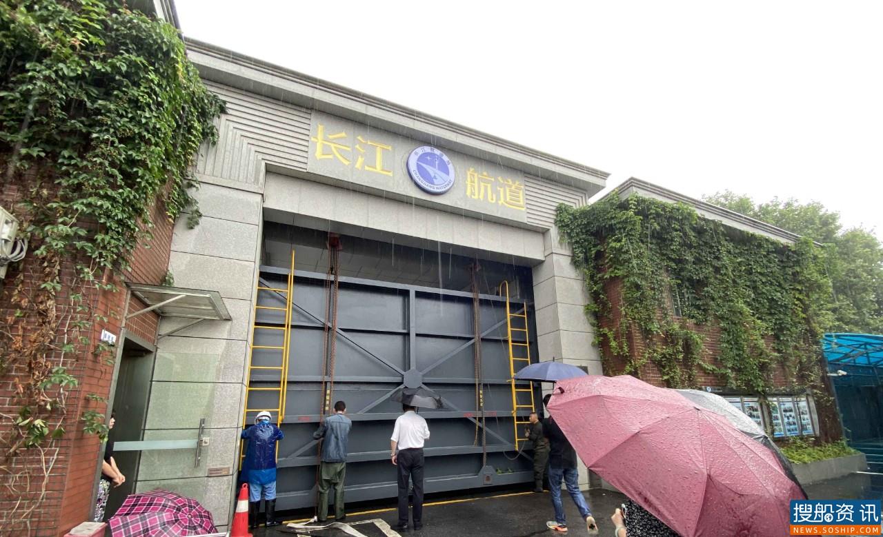 长江水位迅猛上涨  武汉关航道码头紧急合闸