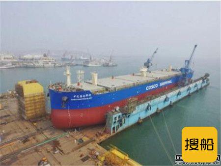大连中远海运重工一艘62000吨多用途纸浆船下水