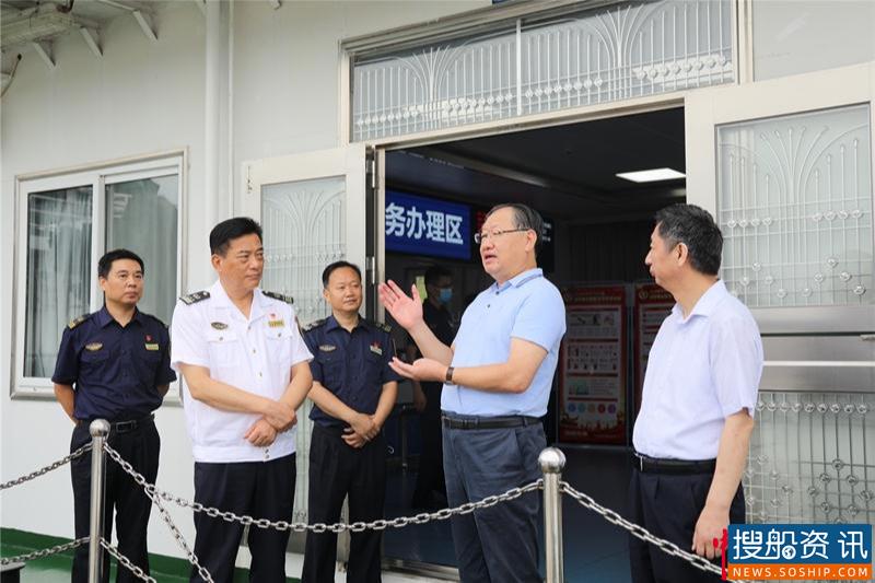 长江航务管理局局长唐冠军一行到宜昌海事局检查慰问
