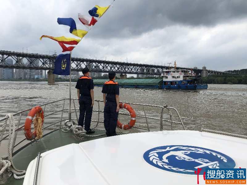 海事部门全力保障武汉长江大桥汛期通航安全