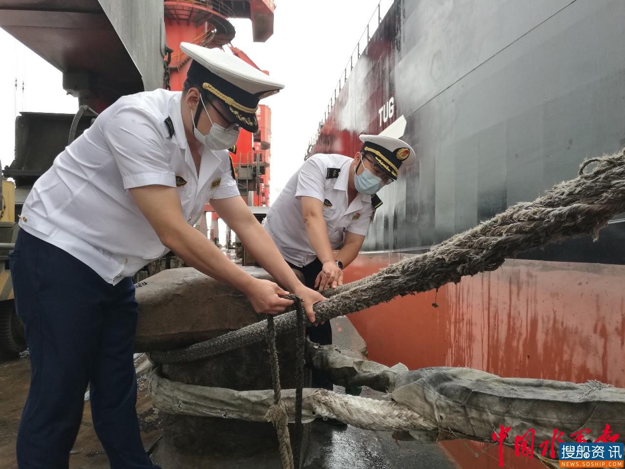 江苏连云港受恶劣天气影响,100余艘船舶停航停工