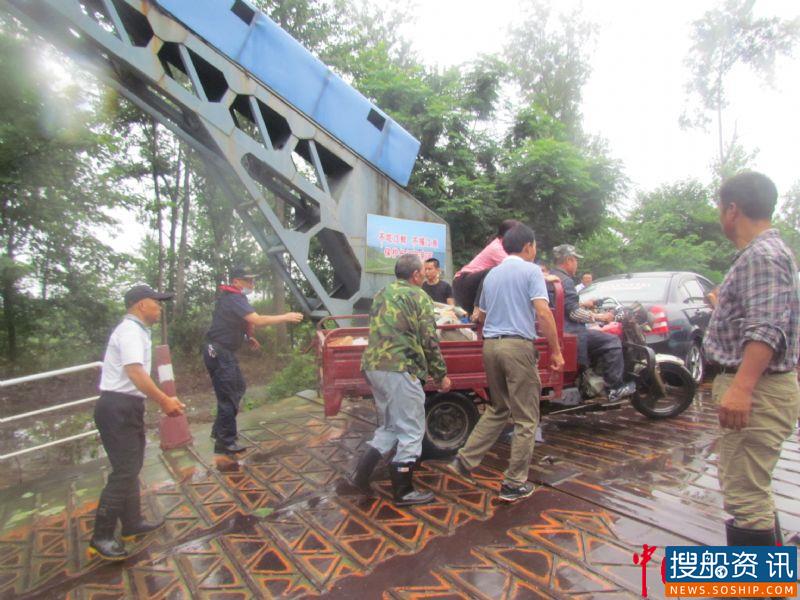 安庆海事局配合地方政府成功转移汛期受困群众2000余人