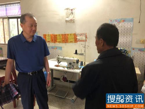 结对帮扶暖人心 雨中慰问贫困户