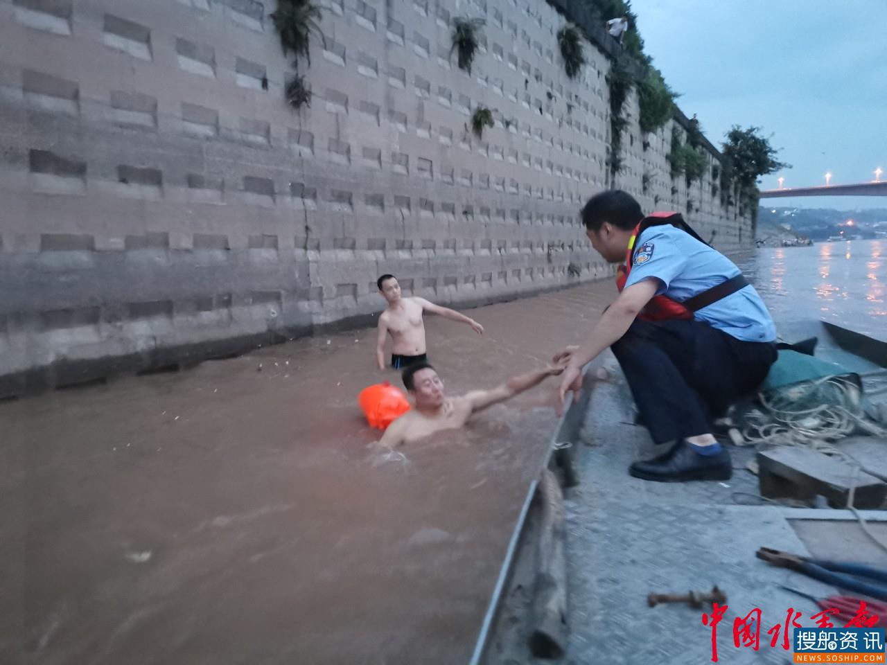 急流洪水中，警民联手救起受困群众
