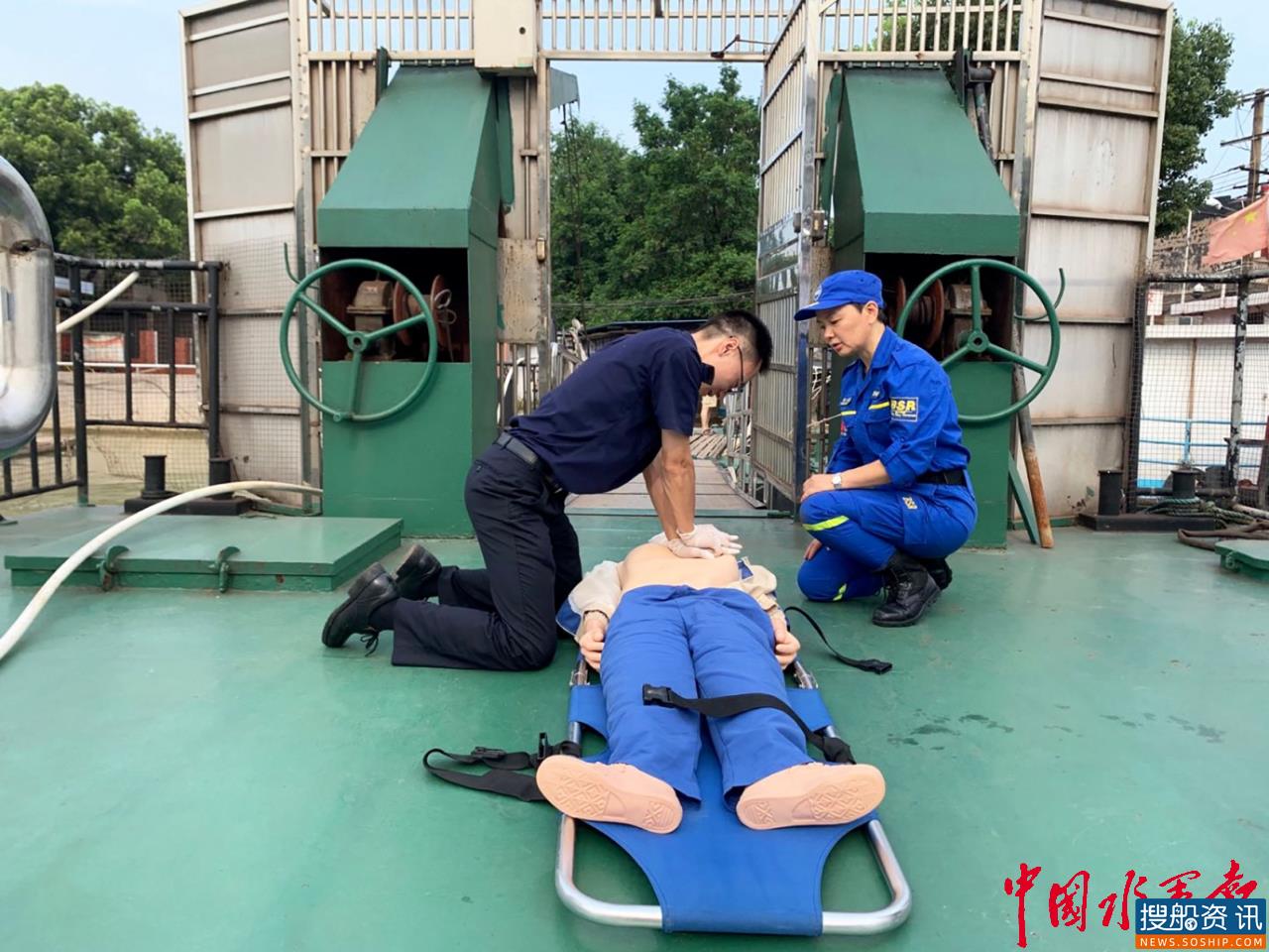 岳阳海事局组织开展青年防汛突击队应急演习