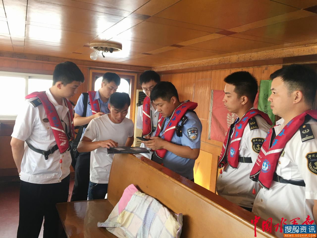 扬州海事青年突击队联合长航公安开展汛期锚泊船检查