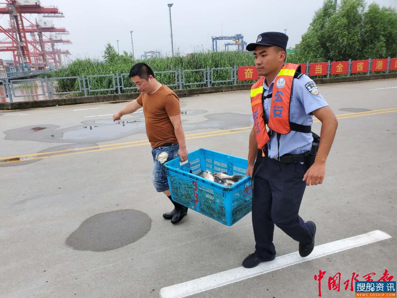 长航公安沿江所禁捕增殖两手抓