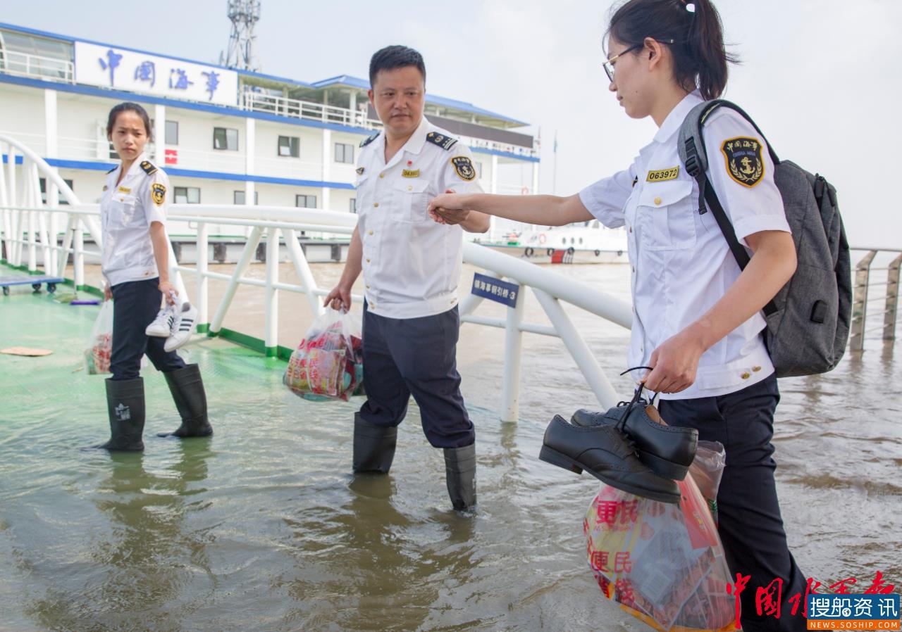 洪水肆虐船难行 走锚断锚警讯急 镇江海事党员突击队不惧挑战护航风口浪尖
