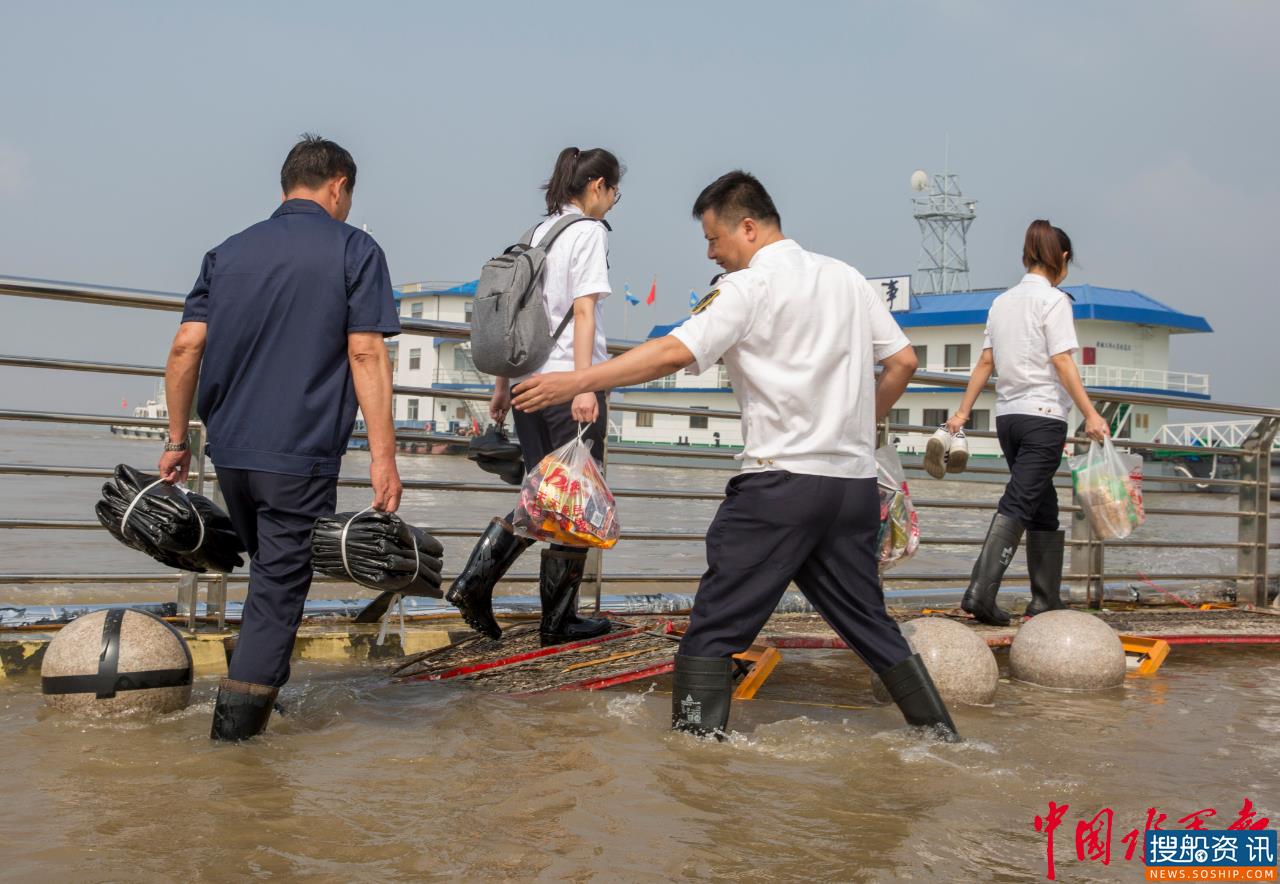 洪水肆虐船难行 走锚断锚警讯急  镇江海事党员突击队不惧挑战护航风口浪尖