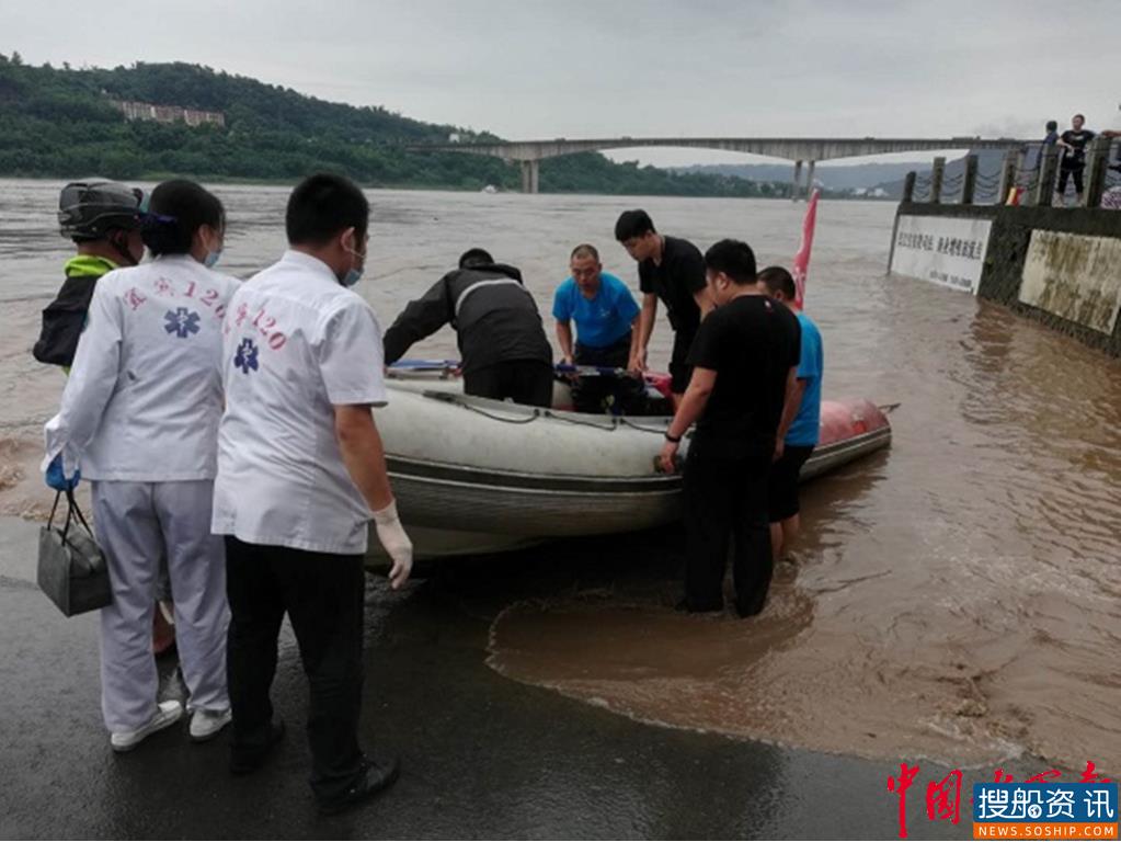 老人不慎被急流卷走,生死一线警民合力救援