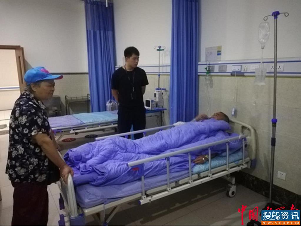 老人不慎被急流卷走,生死一线警民合力救援