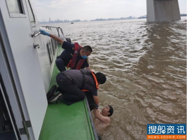 22.5千米！江中漂流4.5小时的跳桥男子被武汉海事救起