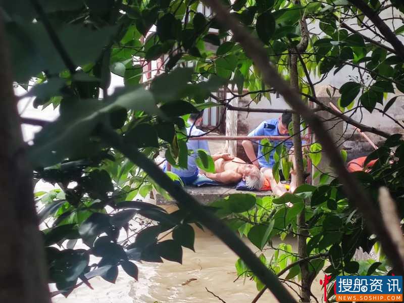 长航芜湖警方芜湖派出所紧急救援 2小时成功救助落水老人