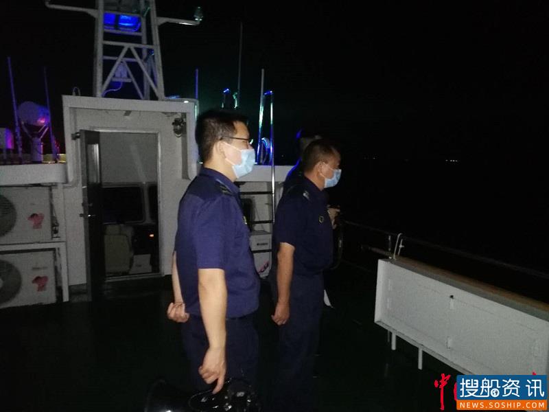 荆州海事局深夜协助航道部门处置漂流航标