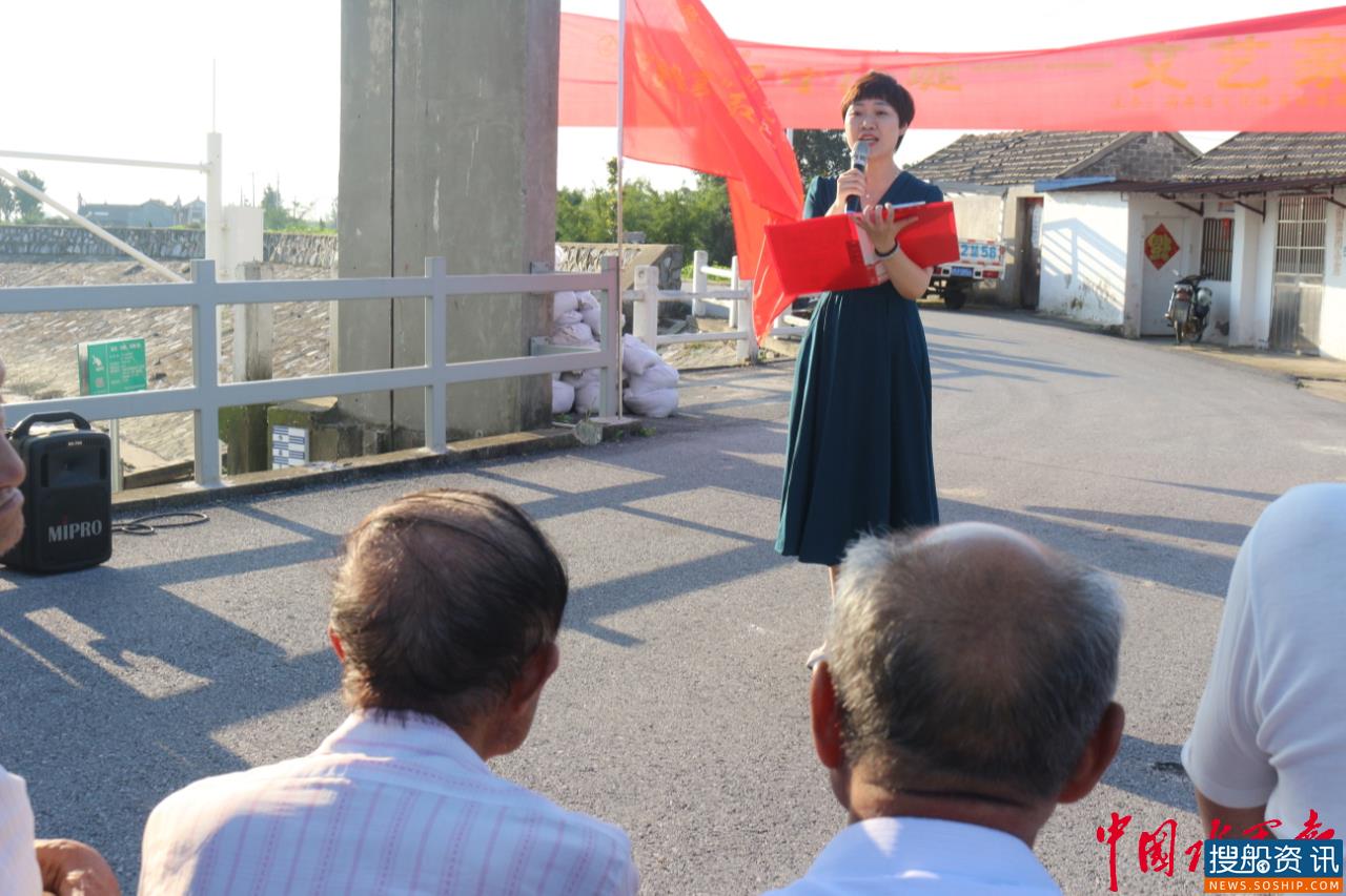 江苏泰州:“文艺轻骑兵”长江大堤慰问演出