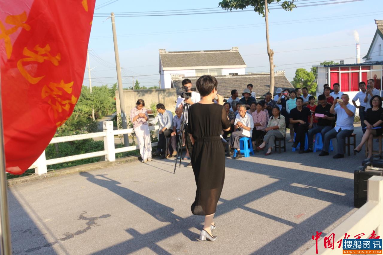 江苏泰州:“文艺轻骑兵”长江大堤慰问演出