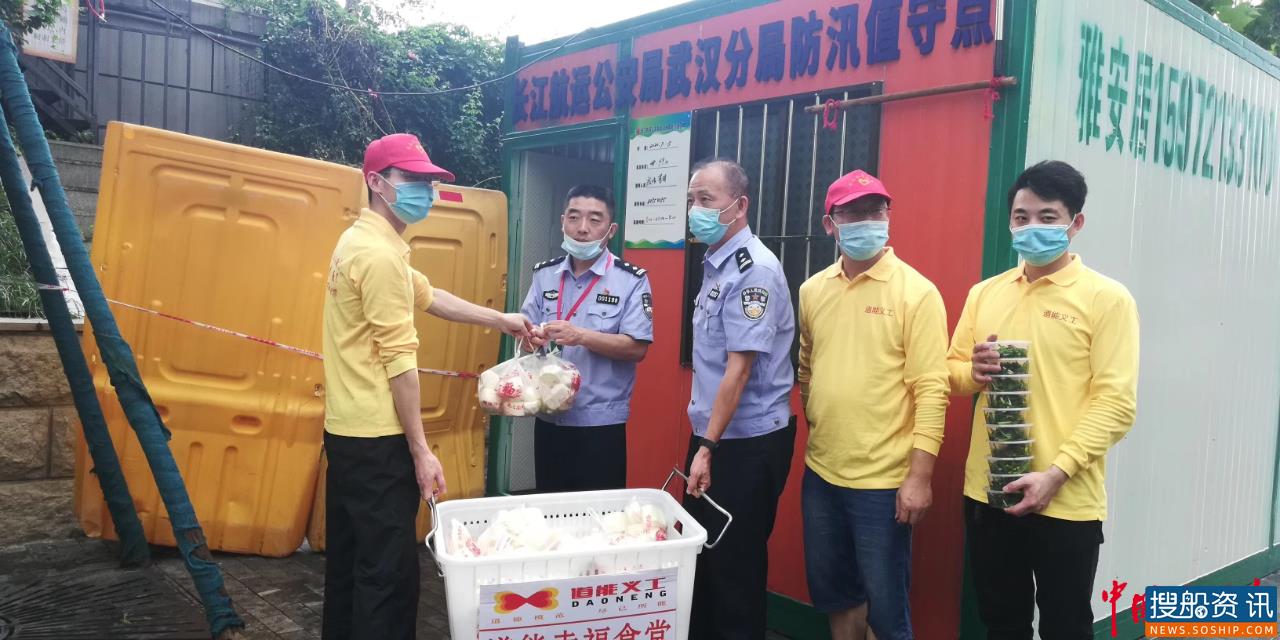 民警在一线防汛 市民在后方鼓劲 ——爱心人士为防汛值守民警送来爱心餐