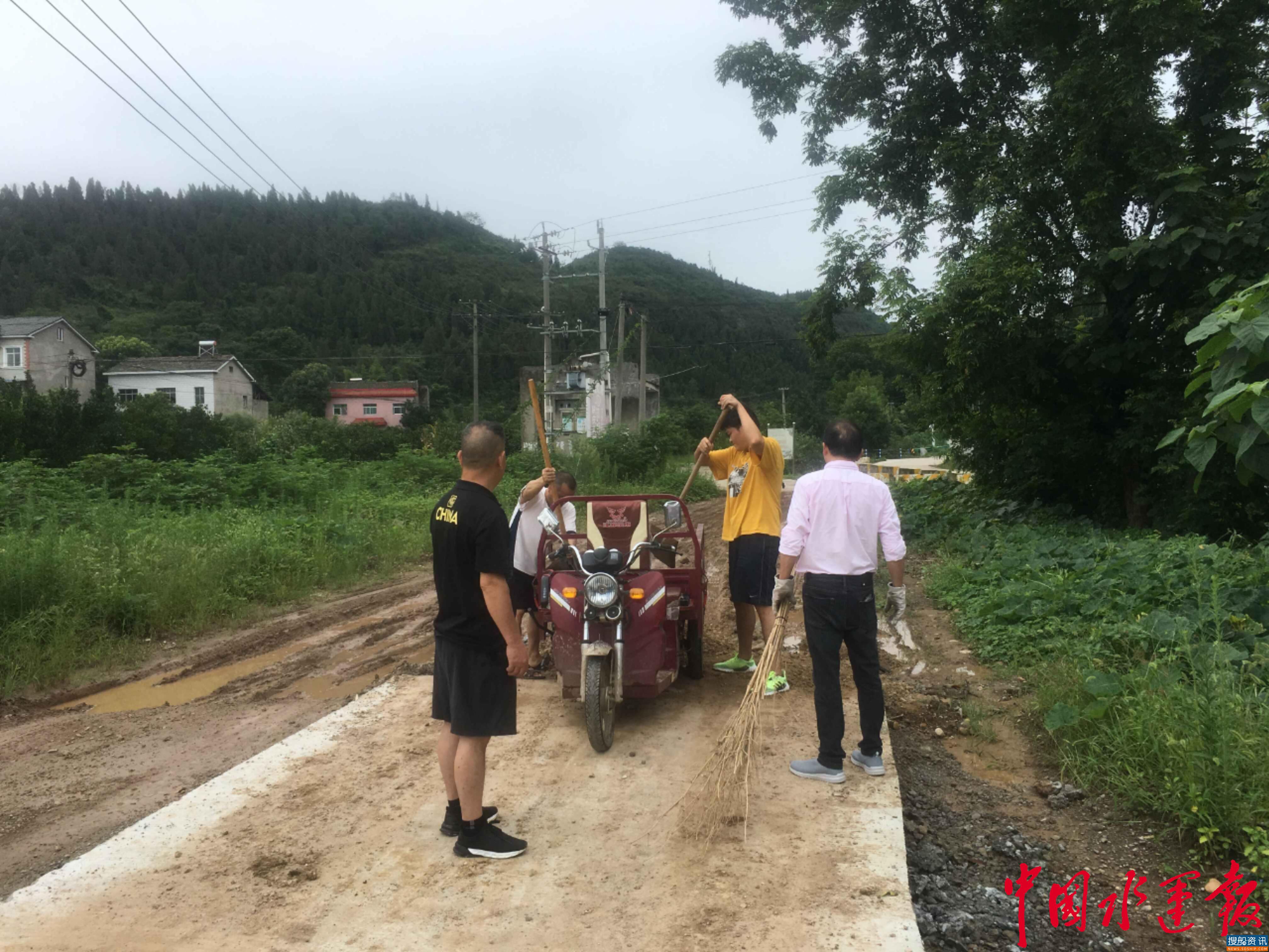 防汛前线，宜昌航道工程局党员突击队在行动