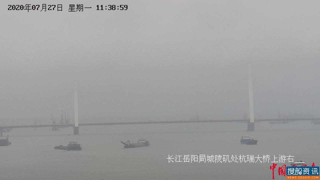 岳阳海事局开辟绿色通道全力保障防汛抢险砂石运输