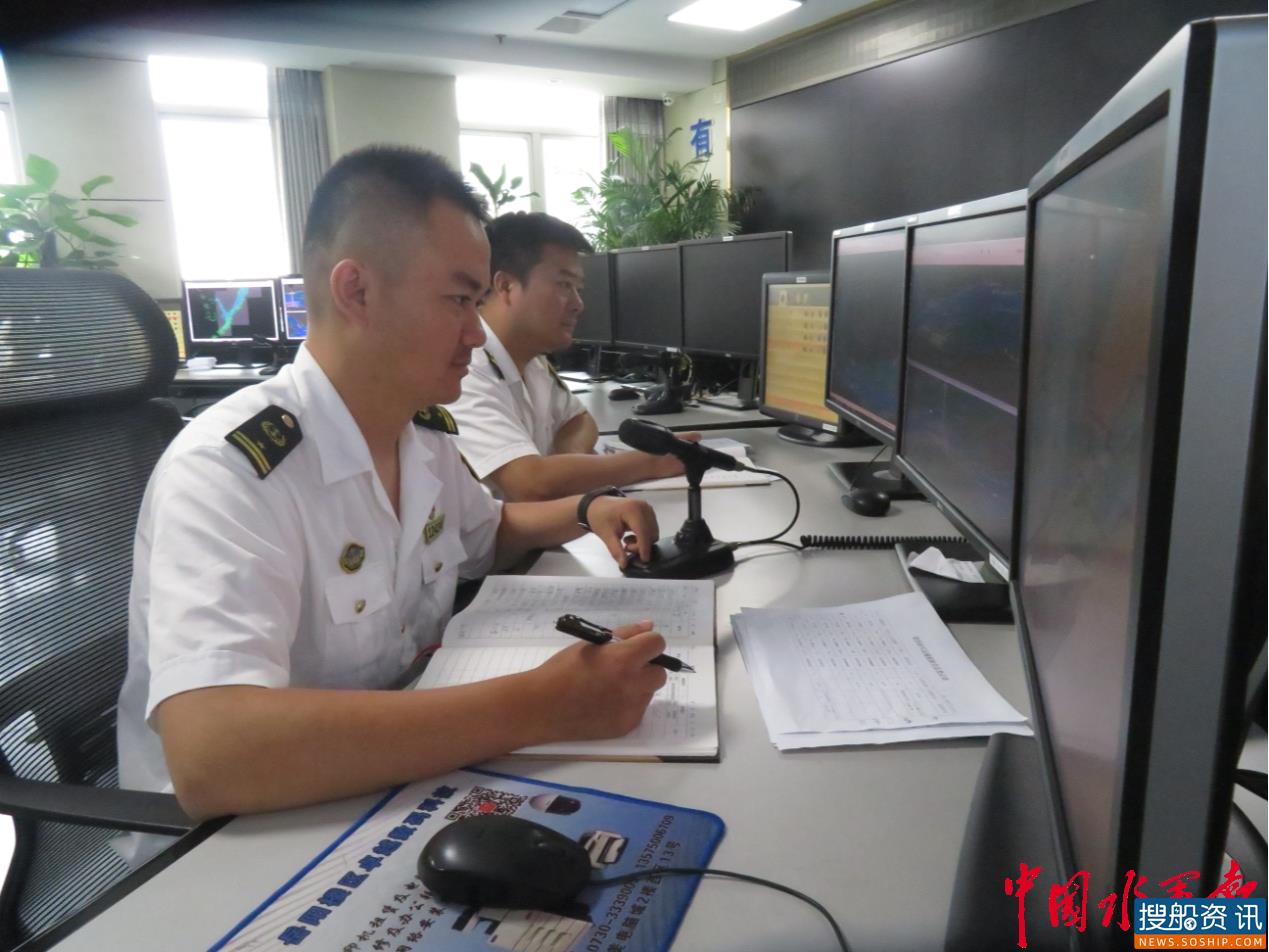 岳阳海事局开辟绿色通道全力保障防汛抢险砂石运输