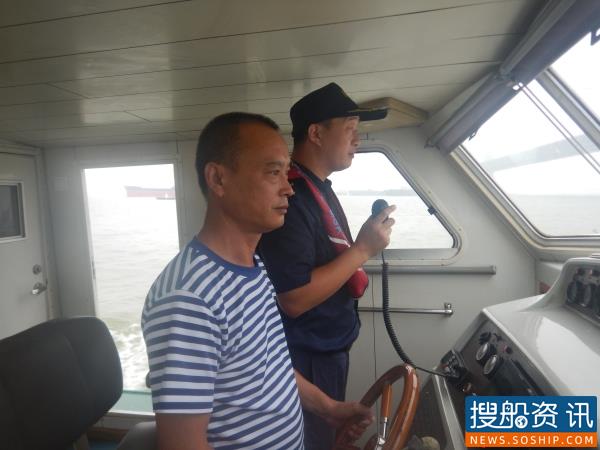 岳阳海事局开辟绿色通道全力保障防汛抢险砂石运输