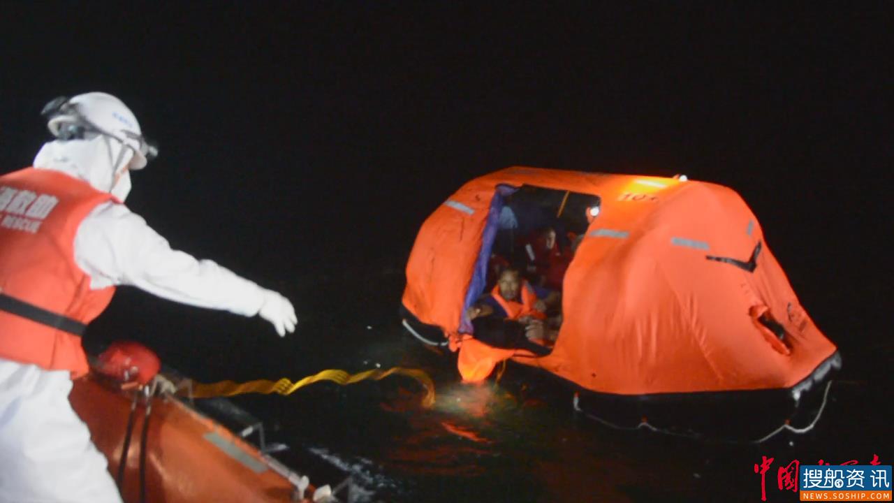 货船翻扣 东海救助局成功救助11名遇险船员