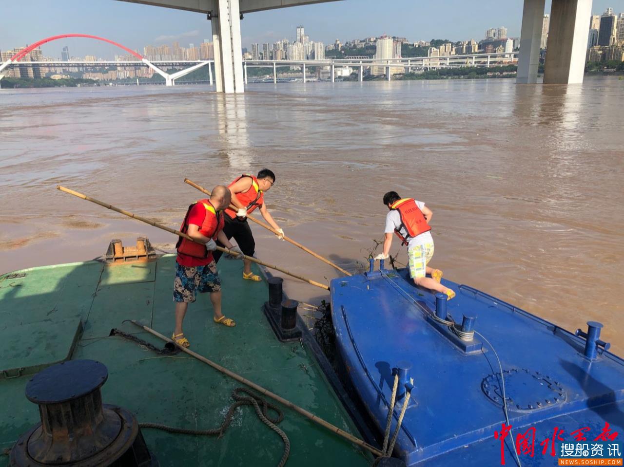 洪峰陡袭!长江重庆航道处全力抗洪保畅