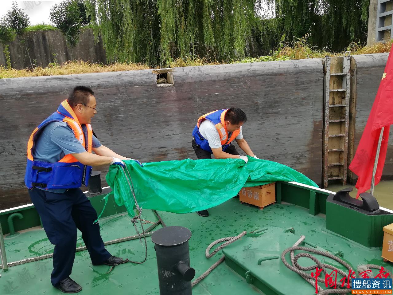 水上突现漂浮物 邵伯船闸及时清除保障汛期安全