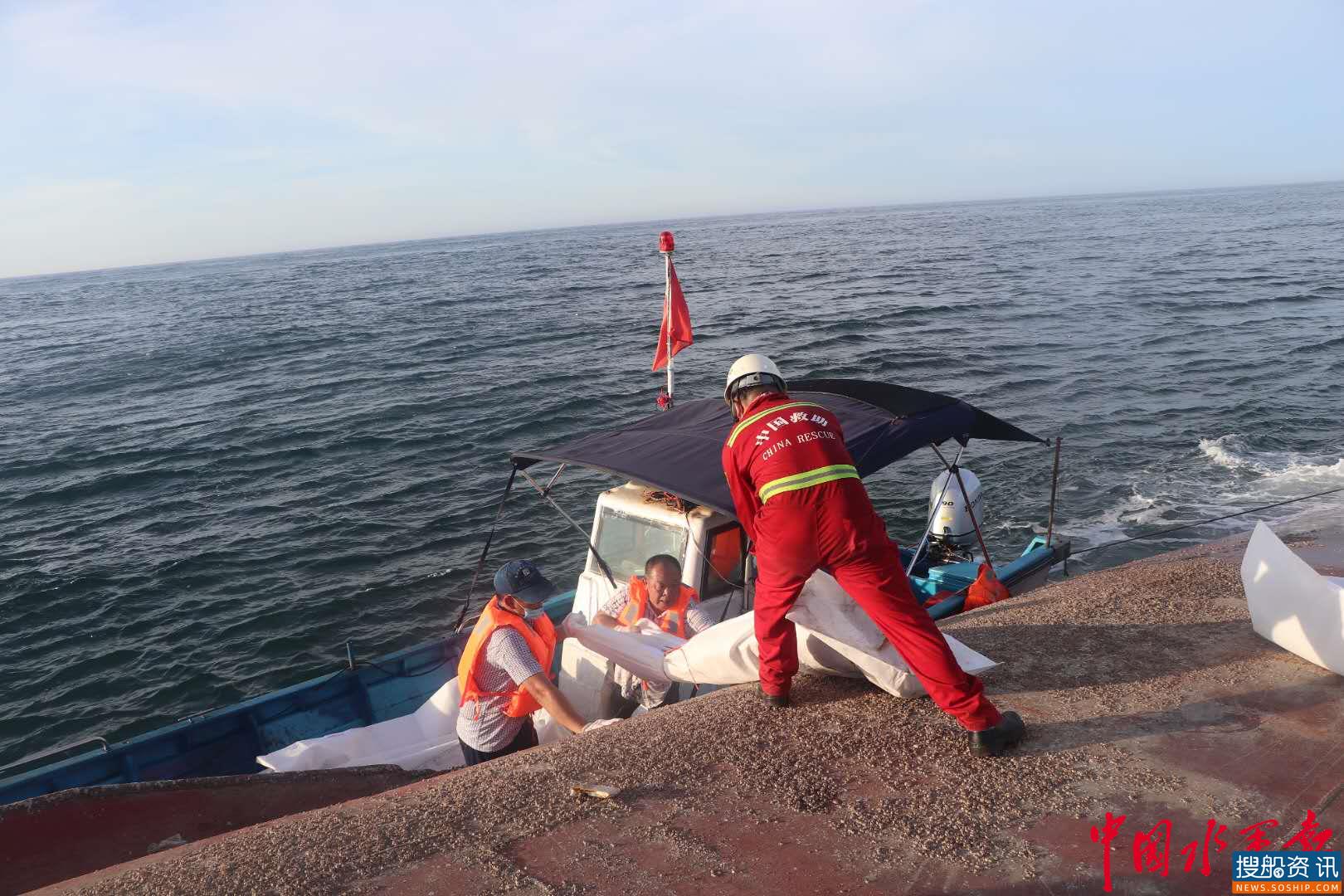粤闽两省联合搜救 台湾浅滩海域翻沉散货船1人获救4人失踪