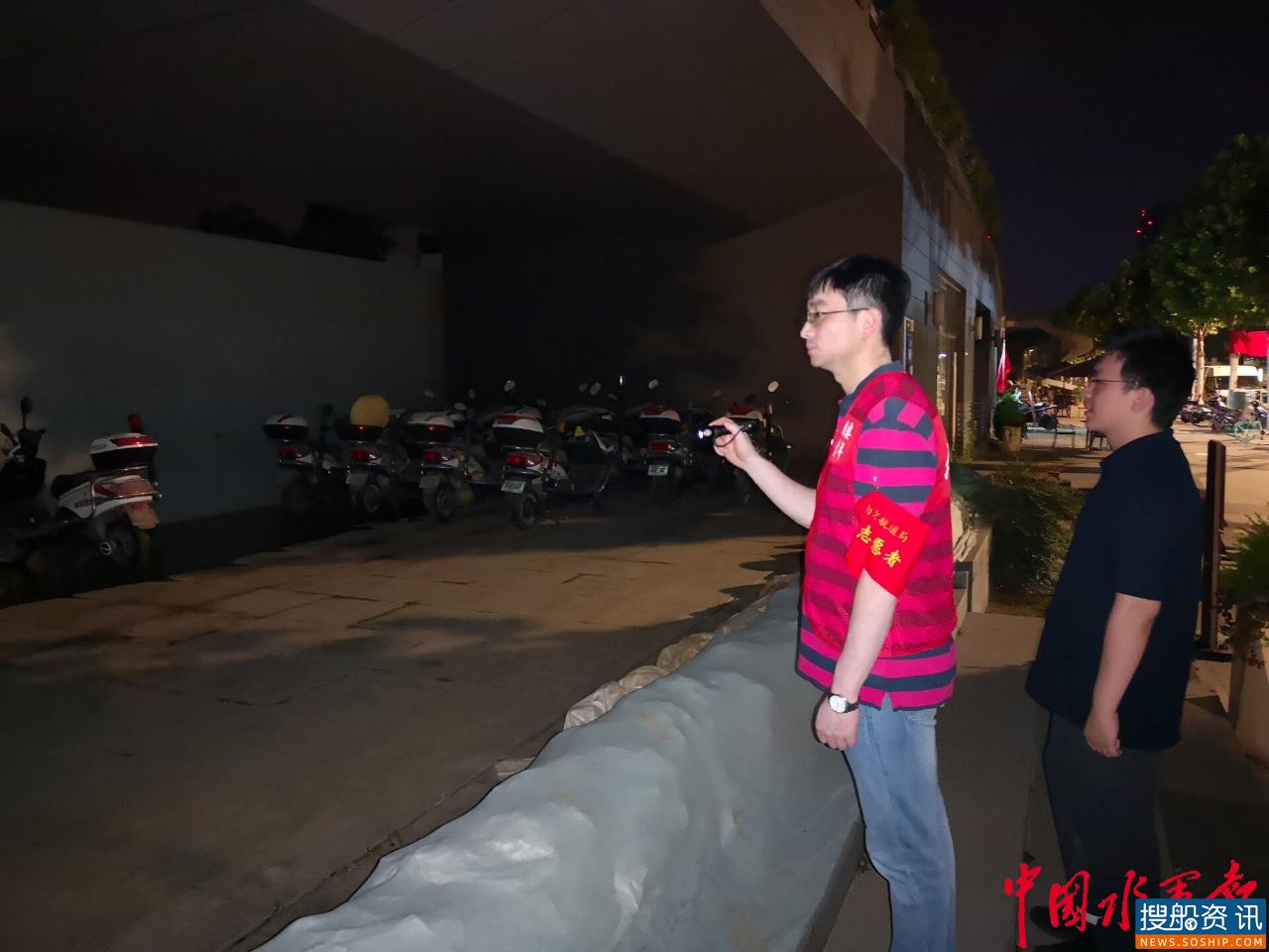 向水而行 筑牢青春堤坝 南京航道局青年防汛突击队“守夜”进行时