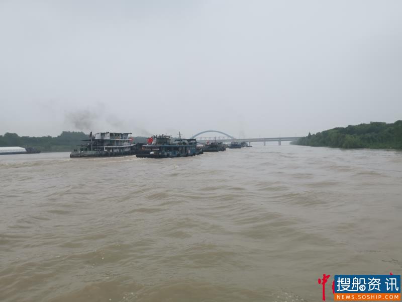 遇险!大型船队失控,扬州交通海事紧急救援