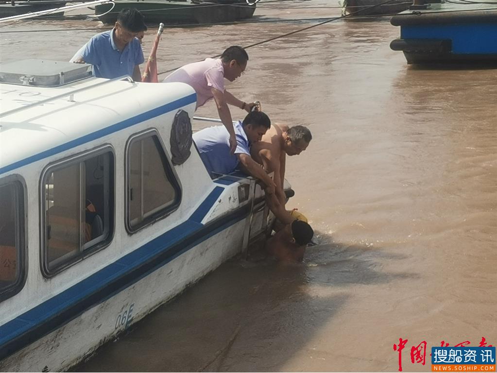 命悬一线 火速出击——长江公安泸州警方成功救助一名游泳遇险群众