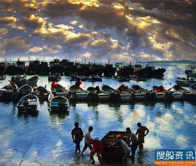陆丰市湖东镇打击取缔一批“三无”船舶