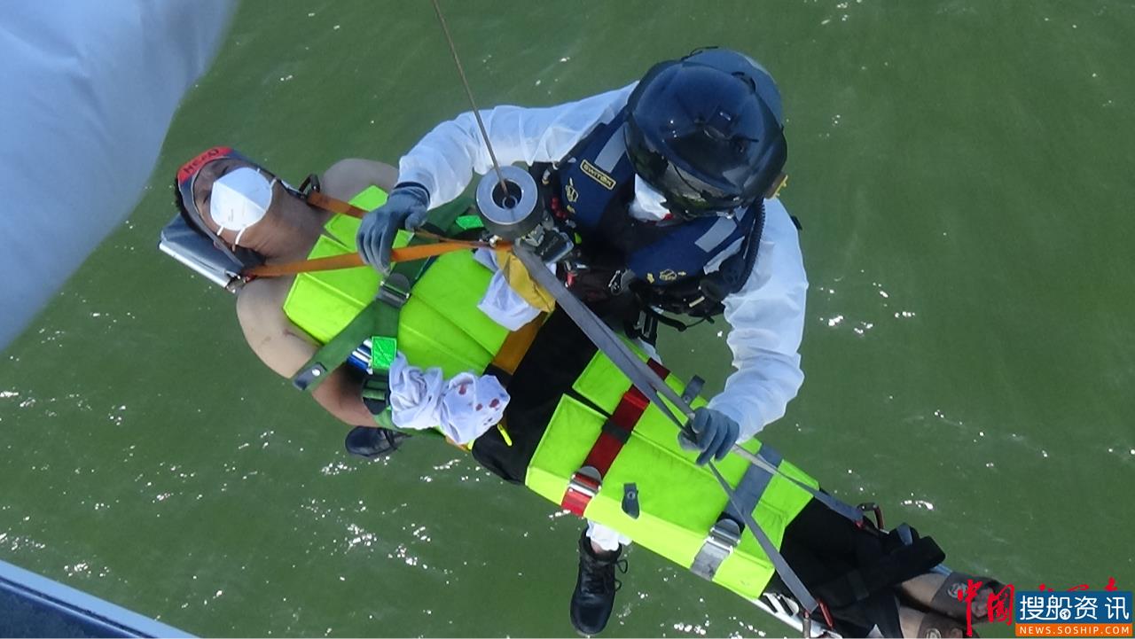 东海第一救助飞行队连续出动两架次救助直升机,成功救助2名受伤渔民