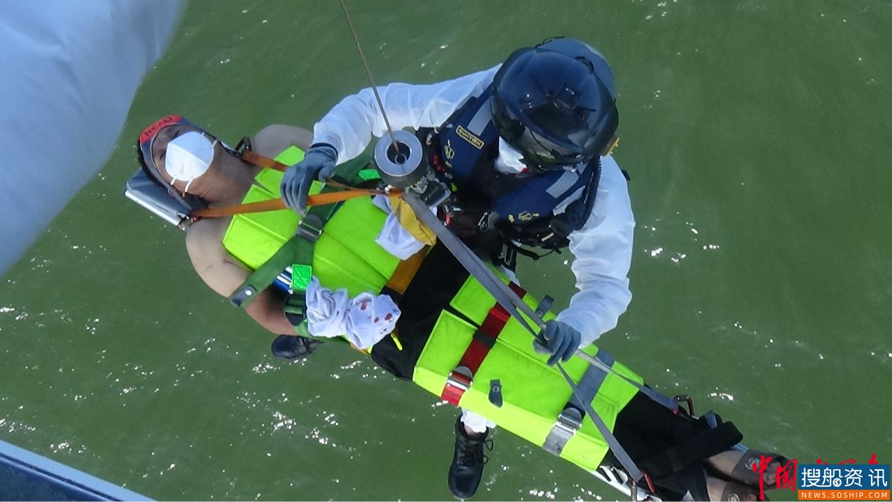 东海第一救助飞行队连续出动两架次救助直升机，成功救助2名受伤渔民