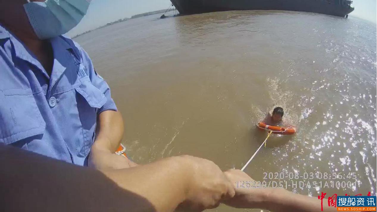 黄石海事救起一游泳遇险男子