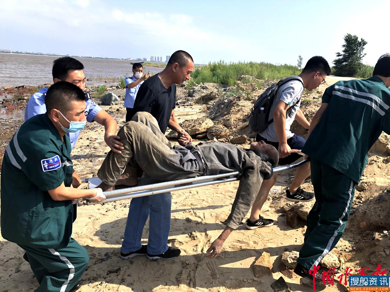 走失老人昏迷河边,航保小哥急速救援 ——北海航海保障中心营口航标处职工施援手救人危难