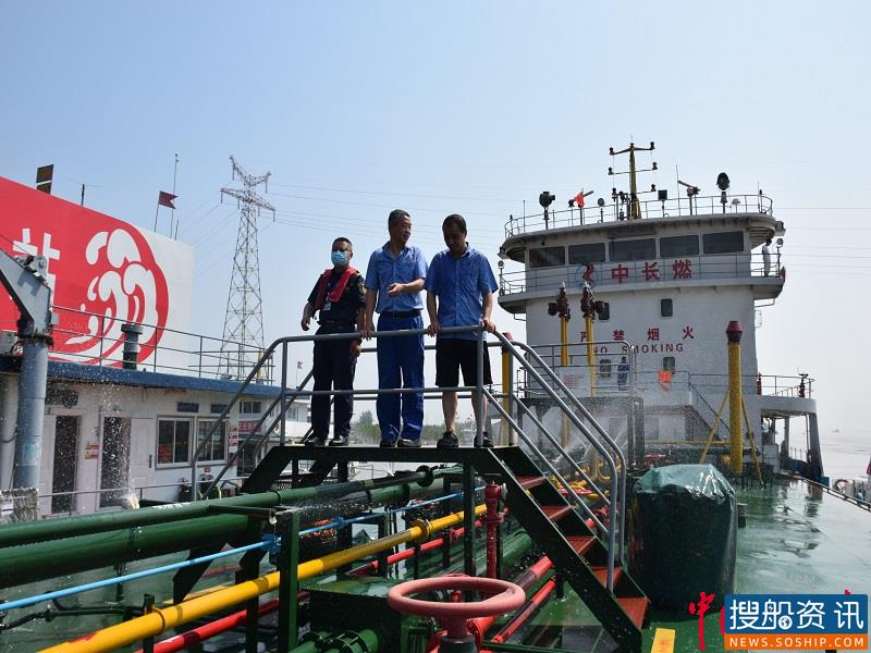 荆州海事局组织联合巡查应对高温与水位变化