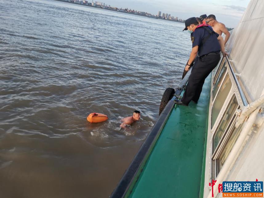 黄石海事再次救起两名游泳遇险男子