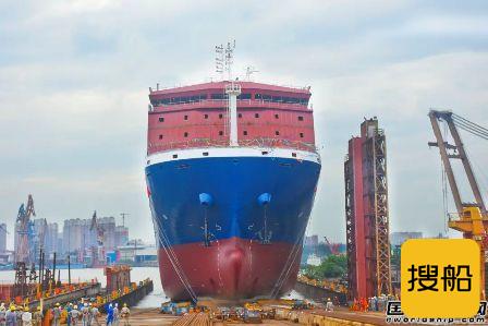 沪东中华2艘13000吨重吊船1船下水1船上船台