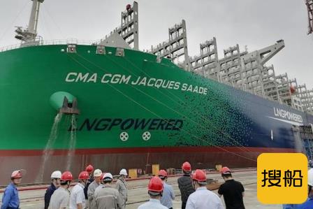 沪东中华首艘超大型LNG动力集装箱船加气试航